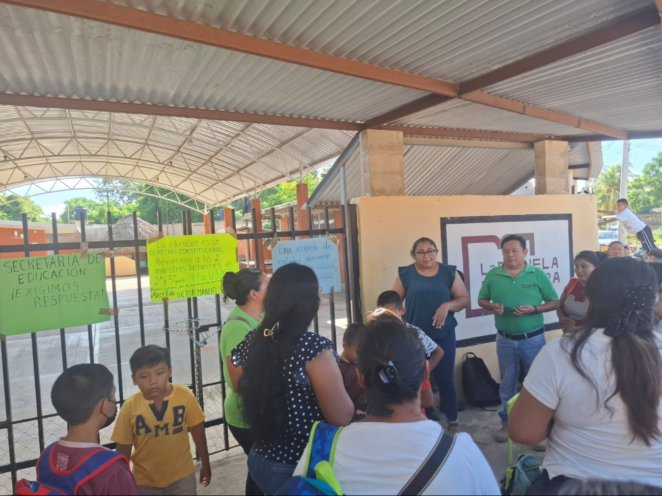 Protesta en Pomuch por falta de maestros en primaria Emiliano Zapata
