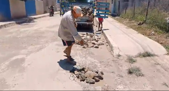 Vecino de Bethania, Campeche, cansado del mal estado de la calle principal, decidió repararla por su cuenta. Vecino de Bethania, Campeche, cansado del mal estado de la calle principal, decidió repararla por su cuenta.
