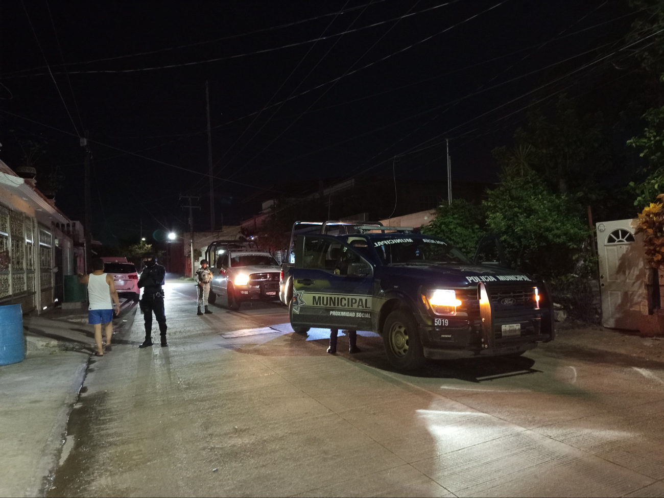 Vecinos señalaron que una mujer salió corriendo del lugar, por lo se realizaron intentos de localizarla Vecinos señalaron que una mujer salió corriendo del lugar, por lo se realizaron intentos de localizarla