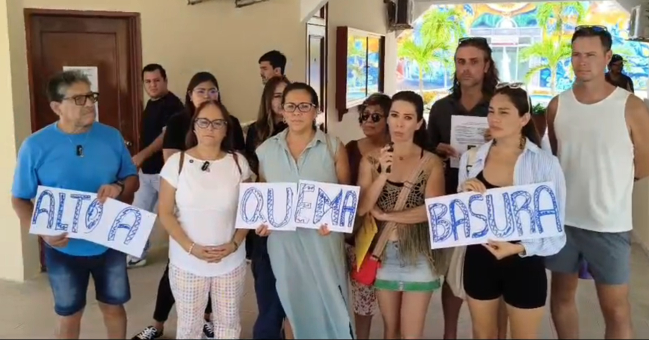 Protesta en Palacio Municipal: Colonos denuncian afectaciones por quemas ilegales en Playa del Carmen