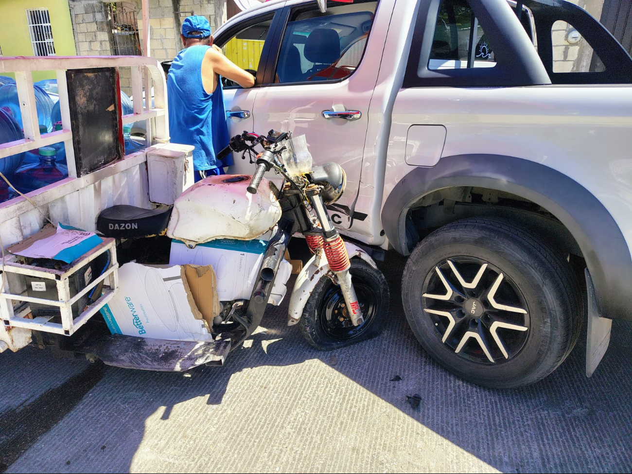 Choque entre carromoto y camioneta deja daños de miles de pesos en la Col. 23 de Julio