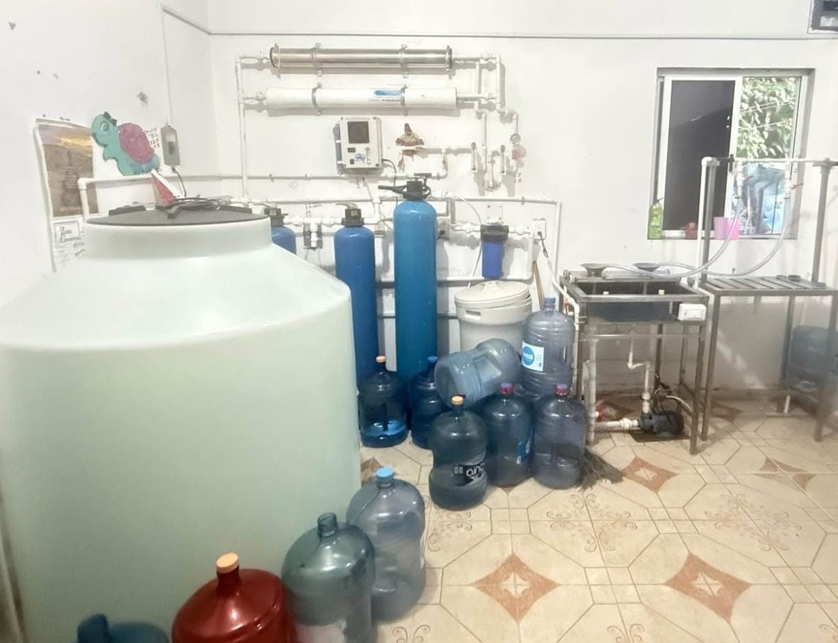 Ciudadanos denunciaron la mala calidad del agua “purificada” vendida en la vía pública en Ciudad del Carmen. Ciudadanos denunciaron la mala calidad del agua “purificada” vendida en la vía pública en Ciudad del Carmen.