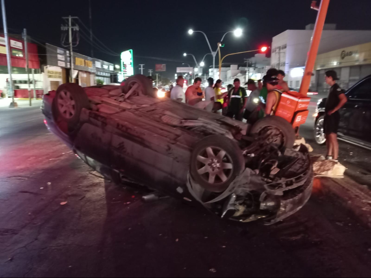 El BMW terminó volcado sobre la vía y el conductor fue trasladado al hospital. El BMW terminó volcado sobre la vía y el conductor fue trasladado al hospital.