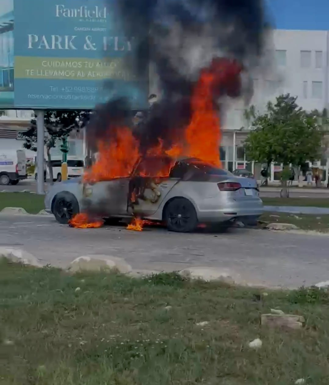 El incendio habría iniciado por un corto circuito en el sistema eléctrico. El incendio habría iniciado por un corto circuito en el sistema eléctrico.