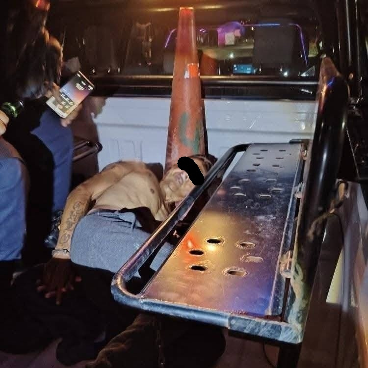 Los hombres, identificados como “el Tatuado” y “el Güero”, fueron trasladados a Seguridad Pública. Los hombres, identificados como “el Tatuado” y “el Güero”, fueron trasladados a Seguridad Pública.