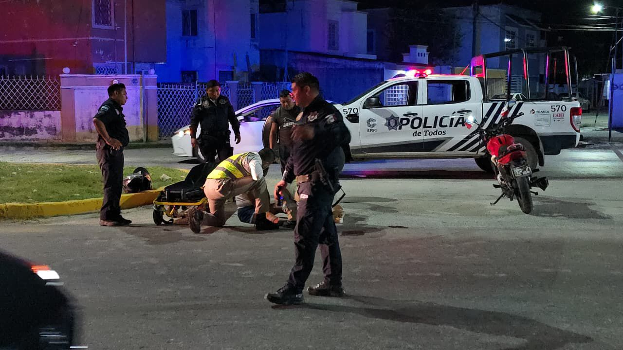 Una pareja derrapó en motocicleta tras salir de una cantina en la avenida Concordia. Una pareja derrapó en motocicleta tras salir de una cantina en la avenida Concordia.