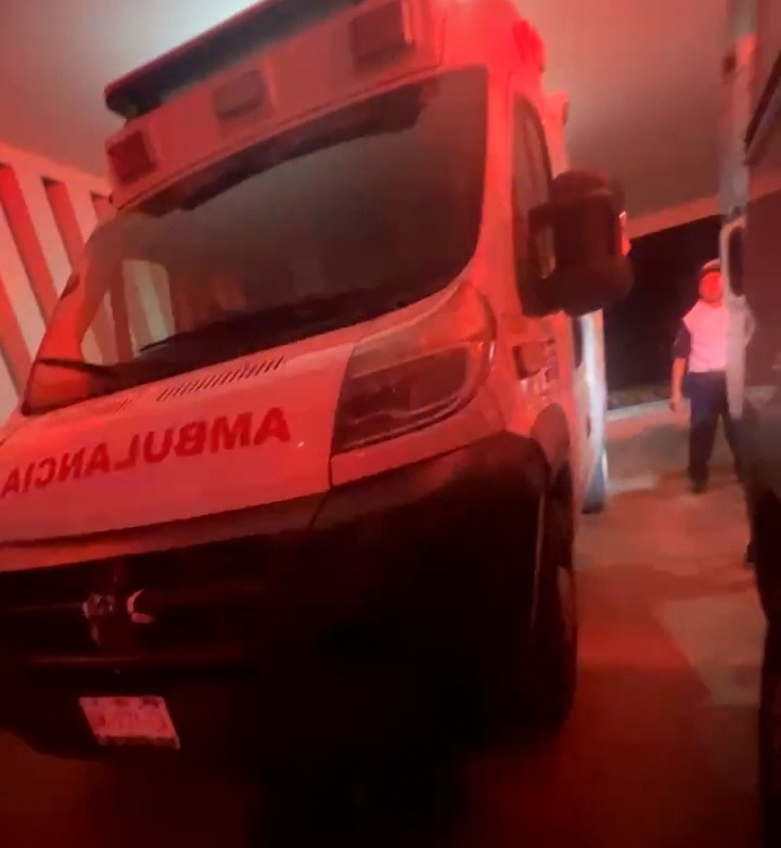 Vecinos auxiliaron y dieron aviso al 911; autoridades llegaron minutos después.