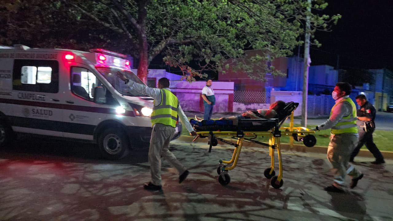 Vecinos auxiliaron y dieron aviso al 911; autoridades llegaron minutos después. Vecinos auxiliaron y dieron aviso al 911; autoridades llegaron minutos después.