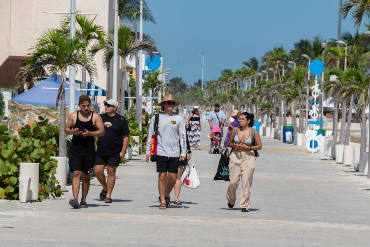 Yucatán vivió en julio de 2025 un récord turístico con más de 246 mil visitantes con pernocta, un crecimiento del 20.2 %. Yucatán vivió en julio de 2025 un récord turístico con más de 246 mil visitantes con pernocta, un crecimiento del 20.2 %.