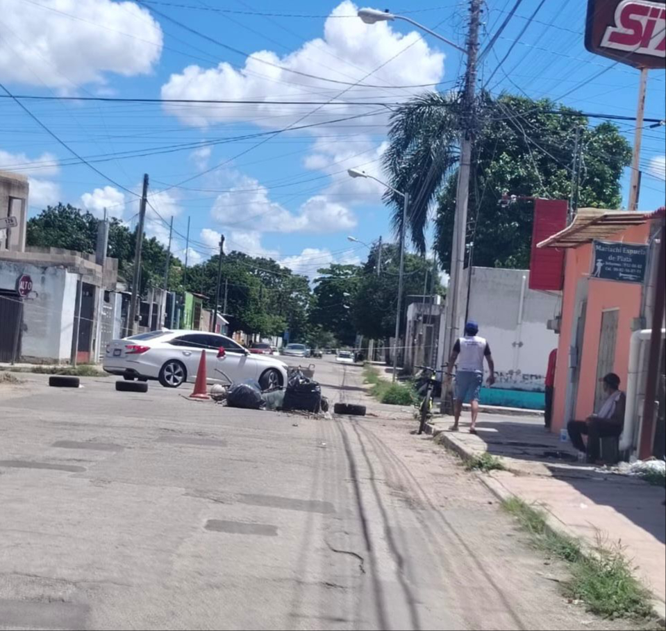 Vecinos de  colonia Xoclán en Susulá, cierran vialidades tras pasar más de 24 horas sin luz