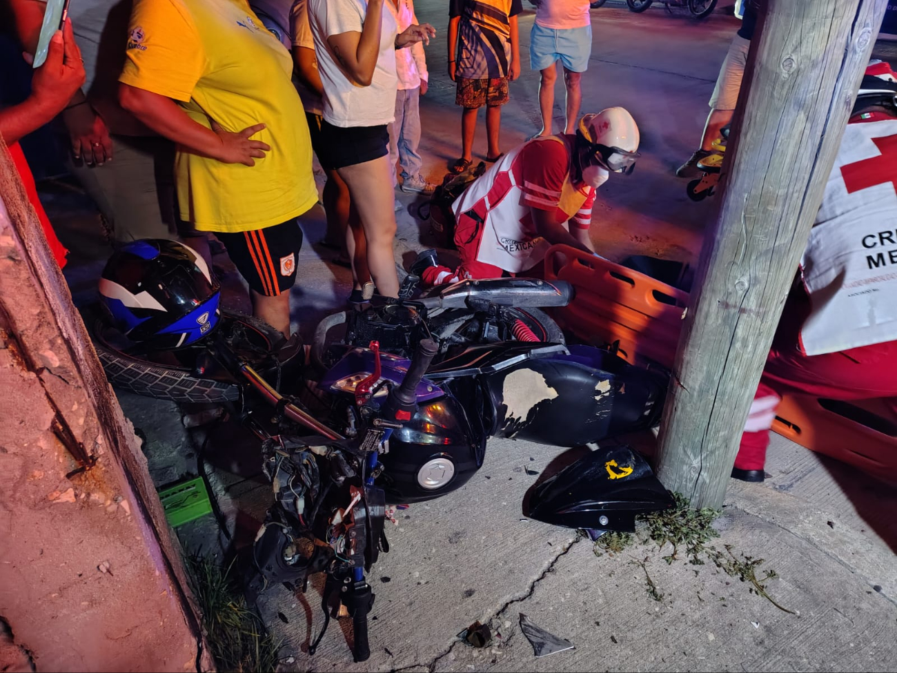 El motociclista tuvo que ser trasladado a un hospital.