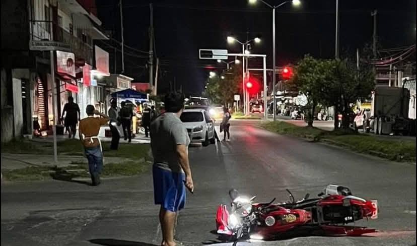 La motociclista quedó sobre la vía; el conductor murió en el hospital. La motociclista quedó sobre la vía; el conductor murió en el hospital.
