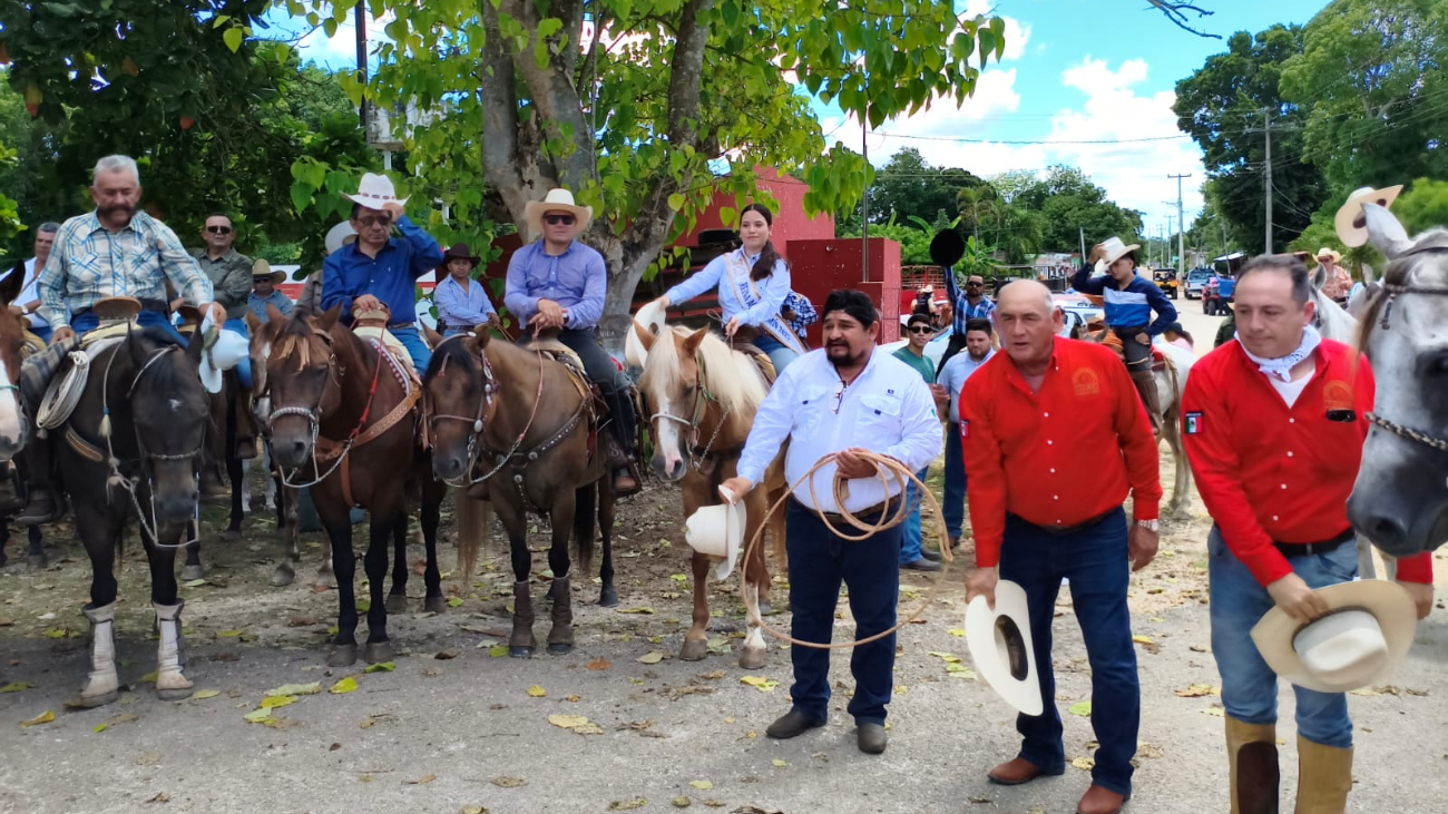 El contingente arribó a Tizimín cerca de las 14:00 horas, ingresando al lienzo charro Ing. Fernando Ponce García, donde fueron recibidos por el público asistente