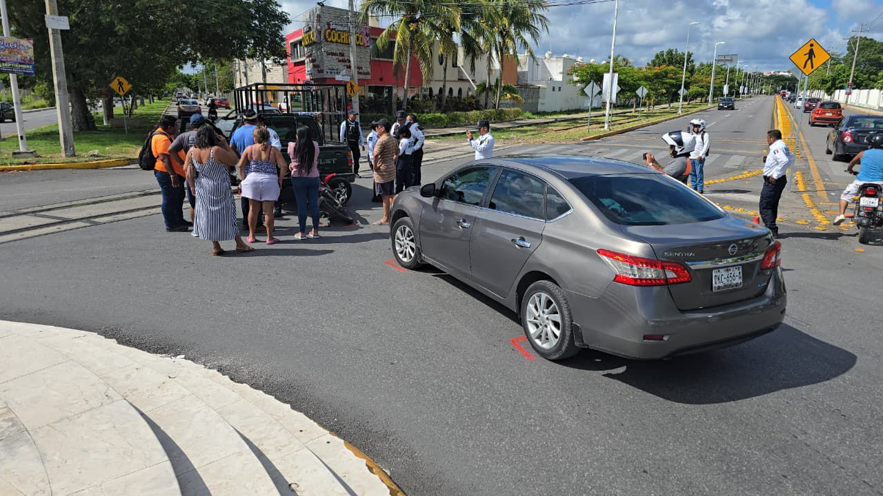 Accidente vial sobre avenida Colosio involucra dos vehículos y un motociclista