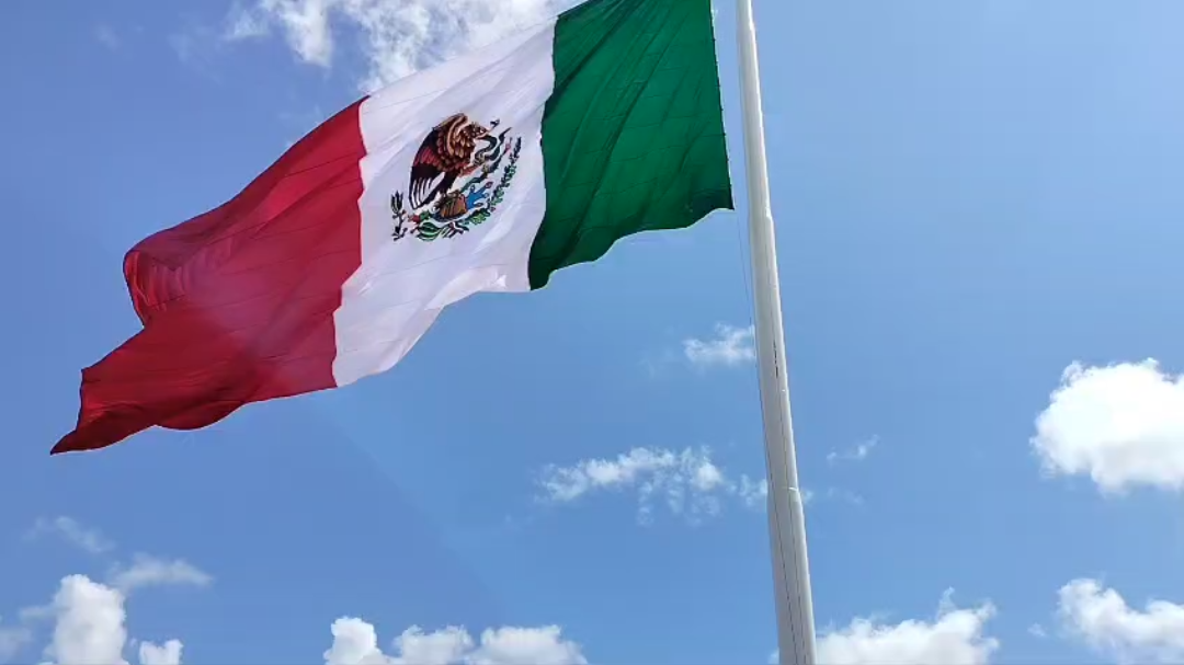 Bandera Monumental de 150 kg y 17x30 metros se verifica con éxito