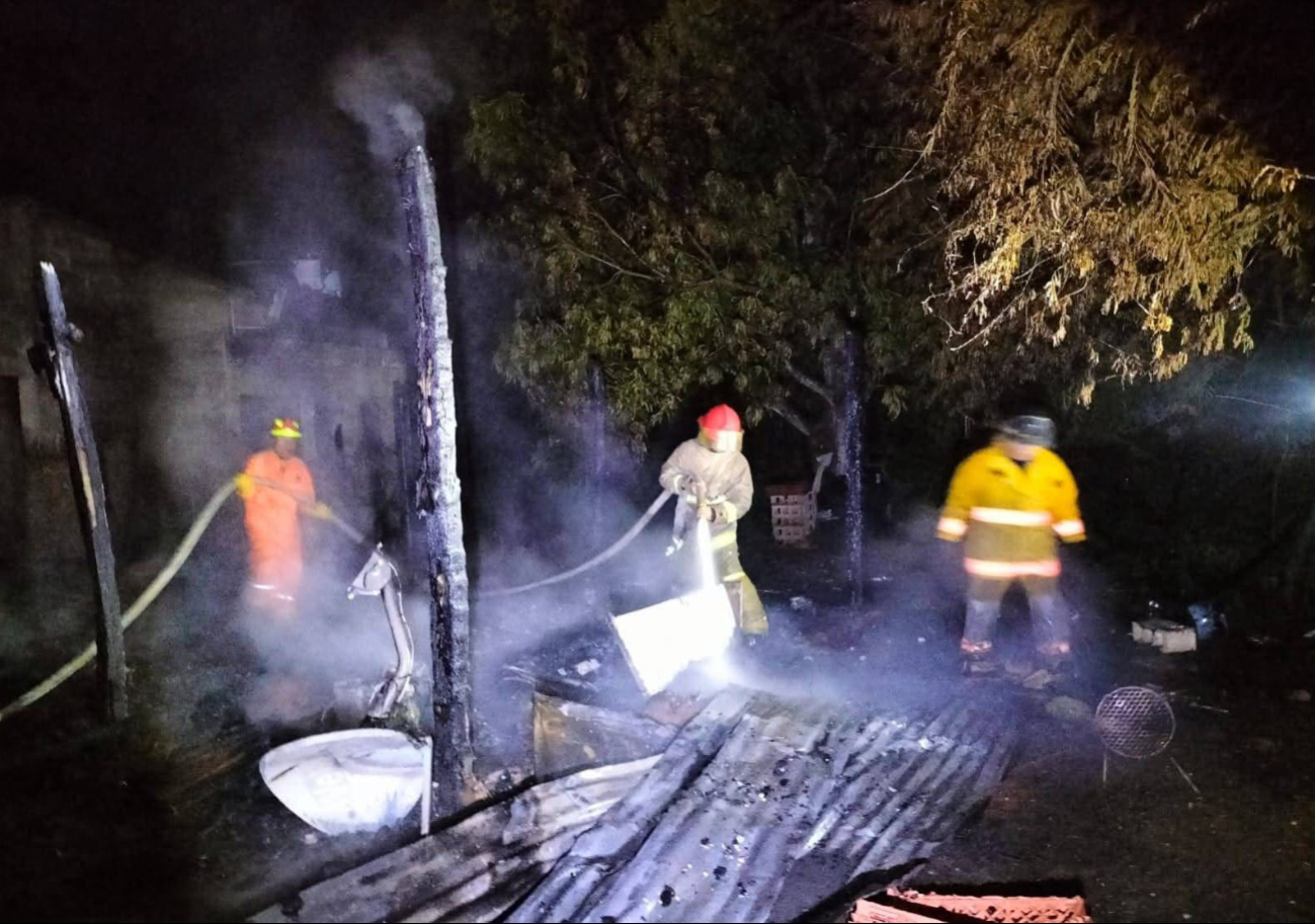 Bomberos sofocan incendio en Escárcega; casa consumida por las llamas Bomberos sofocan incendio en Escárcega; casa consumida por las llamas
