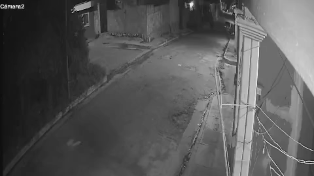 Cámaras captan a niño caminando solo en la madrugada en Campeche; vecinos piden apoyo