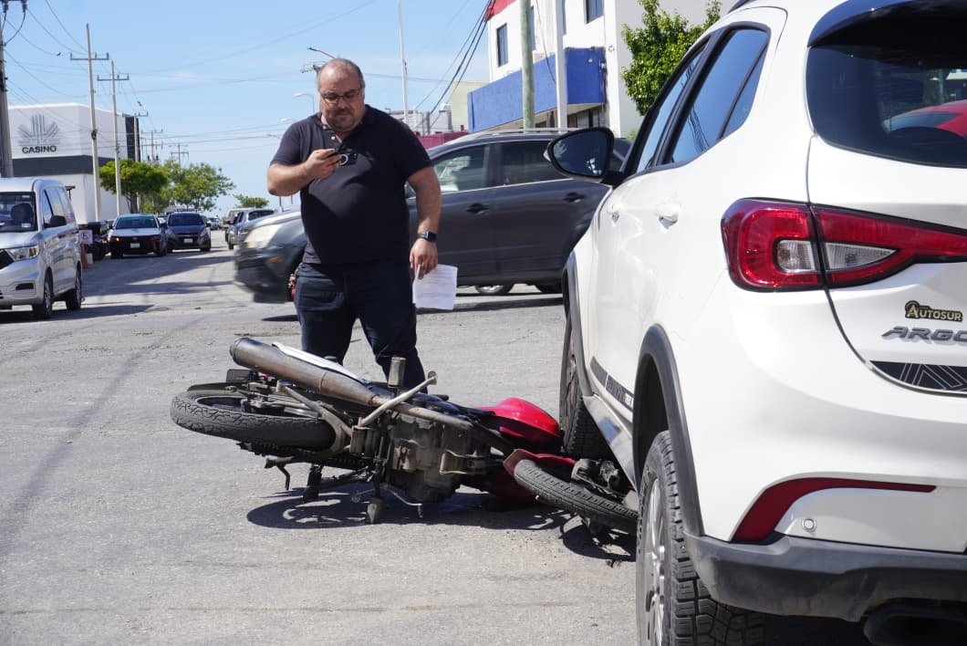 El conductor del auto compacto blanco no respetó el alto. El conductor del auto compacto blanco no respetó el alto.