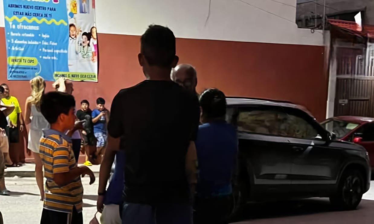 El motociclista de 19 años resultó lesionado y fue trasladado al hospital. El motociclista de 19 años resultó lesionado y fue trasladado al hospital.