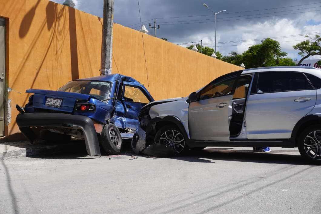 El Tsuru terminó destrozado contra un poste y fue declarado pérdida total.
