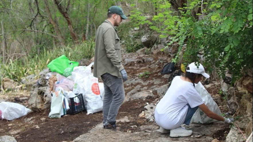 En casos más graves se han encontrado cenotes muy contaminados, porque las comunidades los han usado por años como basureros comunitarios En casos más graves se han encontrado cenotes muy contaminados, porque las comunidades los han usado por años como basureros comunitarios