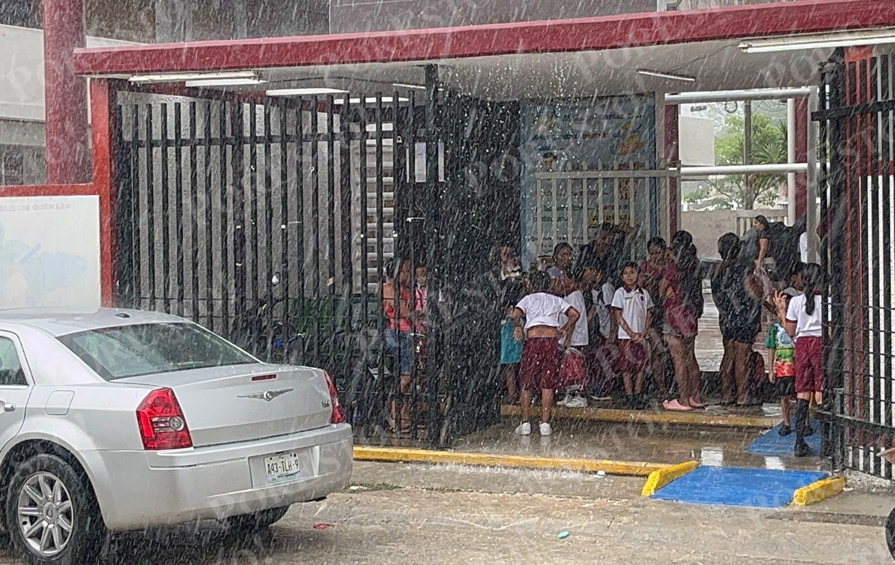 Estudiantes se refugiaron en la entrada de las escuelas esperando que finalizaran las lluvias