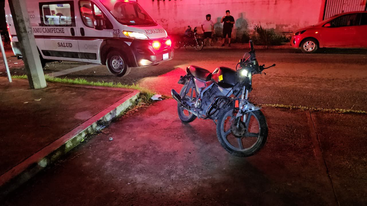 Fiscalía investiga choque frontal entre moto y vehículo en Escárcega Fiscalía investiga choque frontal entre moto y vehículo en Escárcega