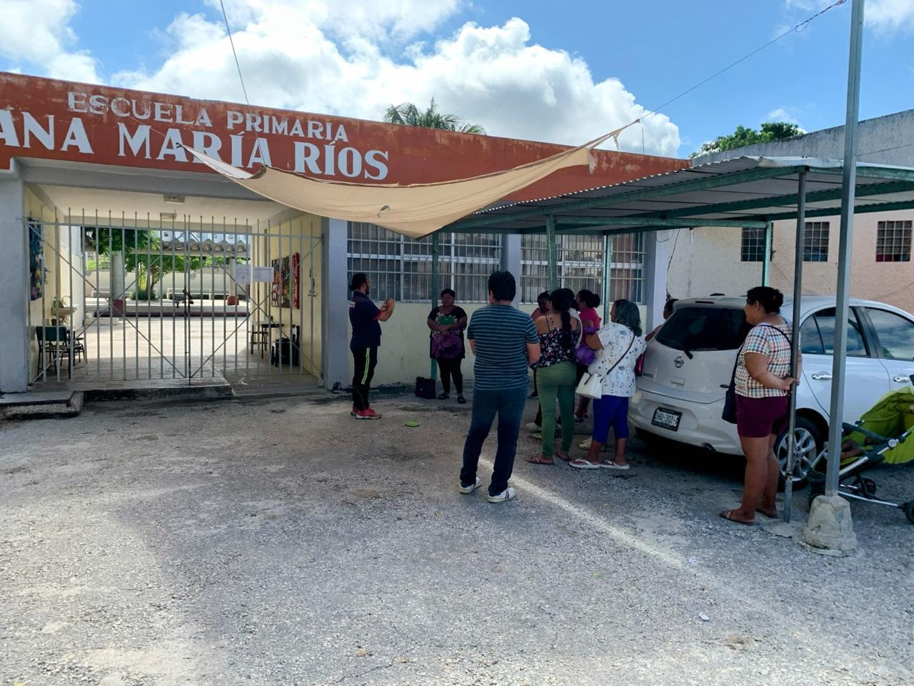 Padres de familia exigen destitución de directora en primaria de Santa Ana