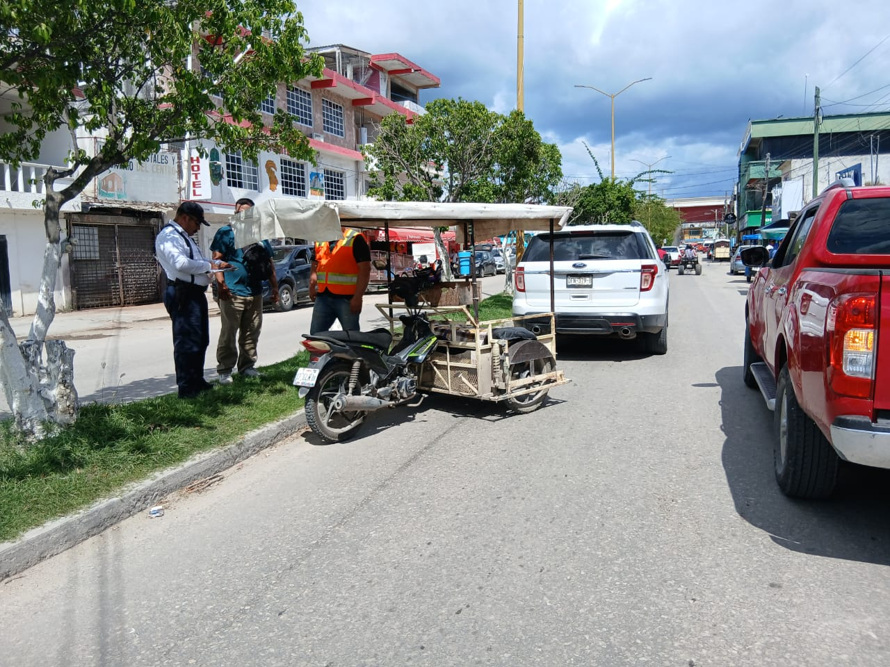 Un mototaxi se impactó contra una camioneta en la colonia Morelos de Escárcega.