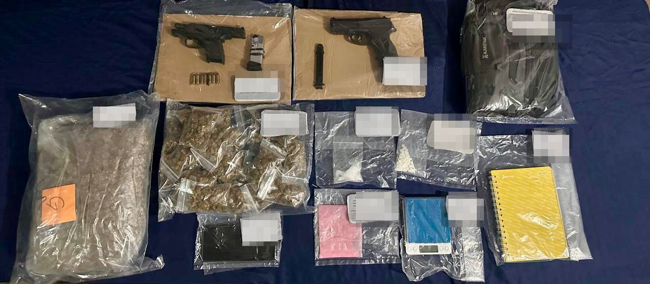 Además de las posibles drogas, se aseguró un arma de fuego, cartuchos y otros objetos más