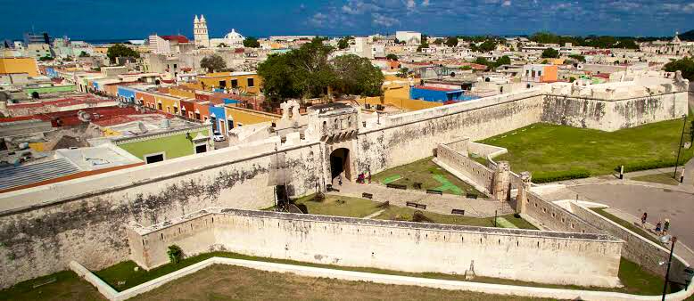 Campeche es la única ciudad amurallada de México, construida en el siglo XVII para defenderse de los piratas Campeche es la única ciudad amurallada de México, construida en el siglo XVII para defenderse de los piratas