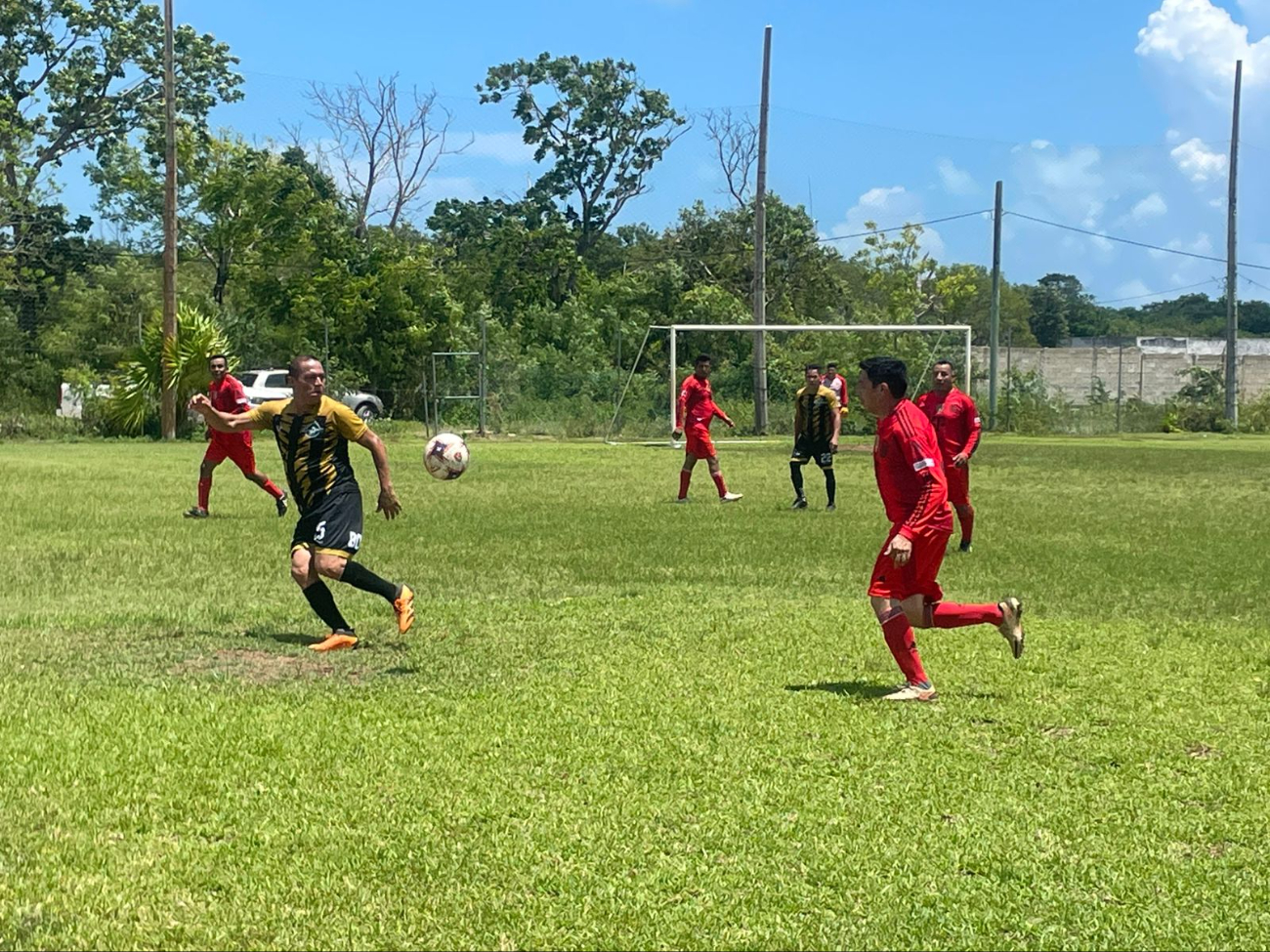 Con goles de Tadeo Pindel y José Rodríguez, los azulcremas vinieron de atrás para imponerse 2-1 al líder de la categoría Master B en la Liga Municipal de Veteranos Cancún. Con goles de Tadeo Pindel y José Rodríguez, los azulcremas vinieron de atrás para imponerse 2-1 al líder de la categoría Master B en la Liga Municipal de Veteranos Cancún.