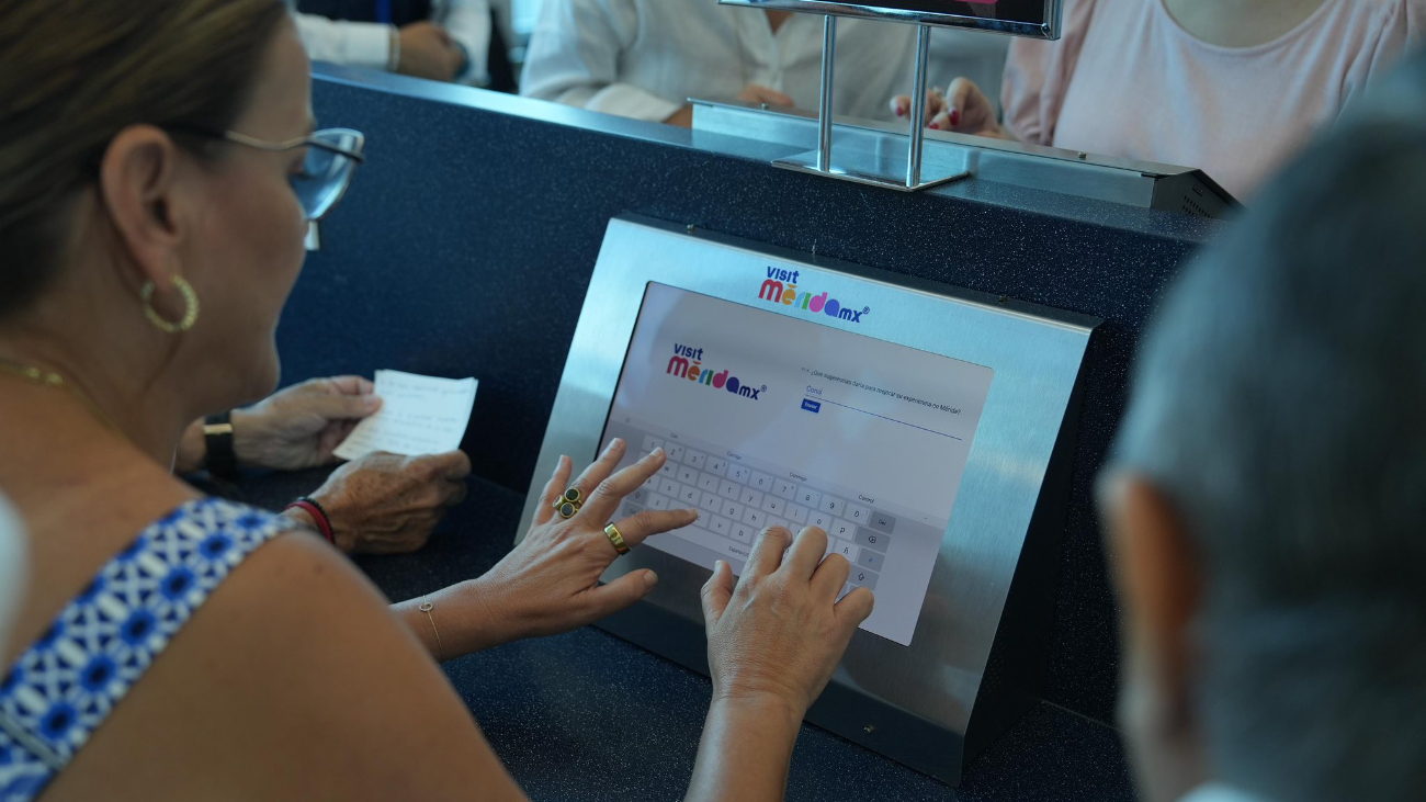 El sistema de encuesta digital se ubica en la última sala de espera del Aeropuerto Internacional de Mérida El sistema de encuesta digital se ubica en la última sala de espera del Aeropuerto Internacional de Mérida