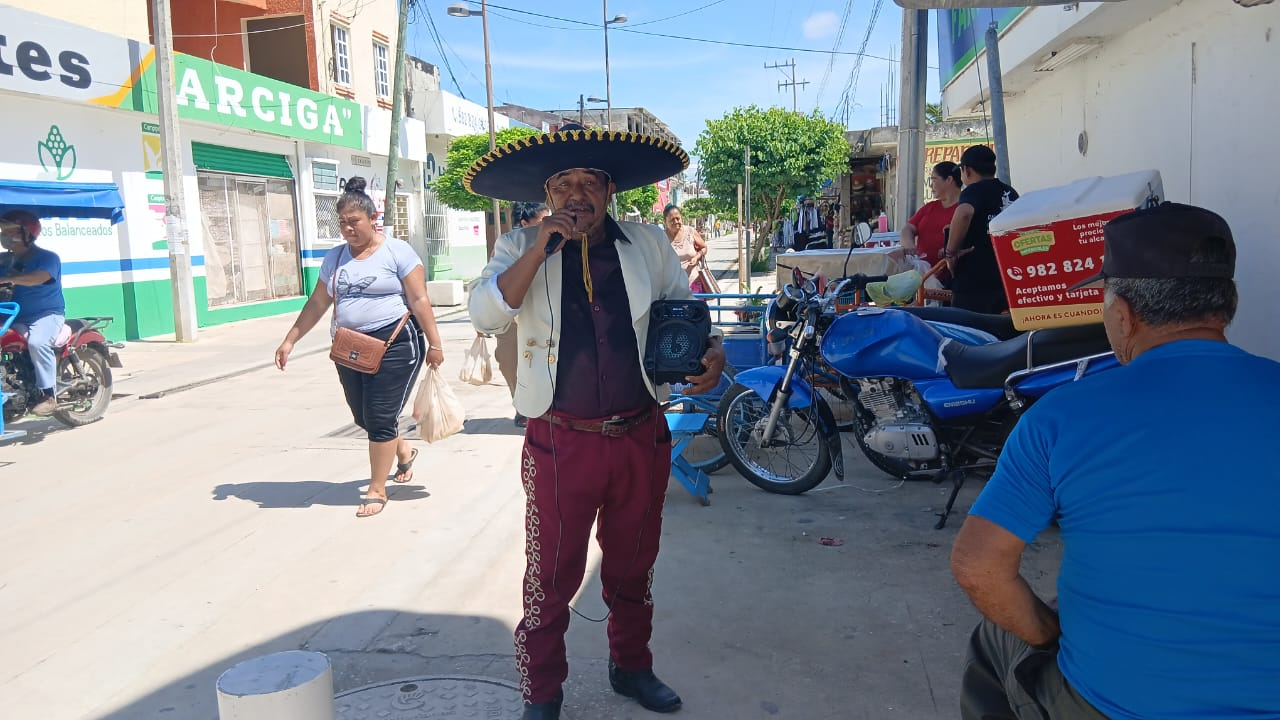 Francisco Romero, el “Gallo de Oro” de Escárcega, canta rancheras para sostener a su familia