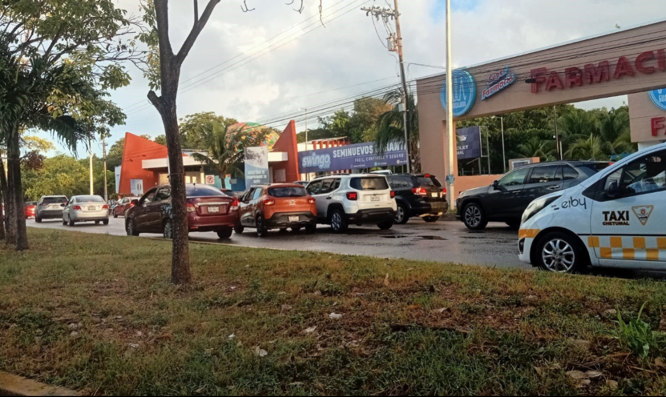 Imprudencia provoca percance vehicular en avenida Insurgentes de Chetumal 