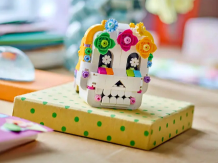 La calaverita con flores LEGO es un detalle único. La calaverita con flores LEGO es un detalle único.