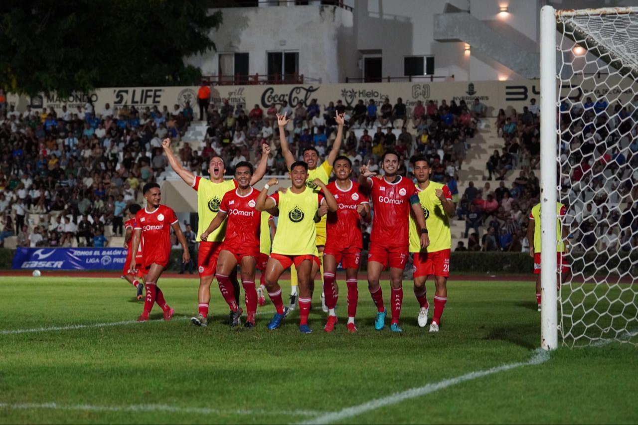Los jugadores de Pioneros celebraron el triunfo conseguido.