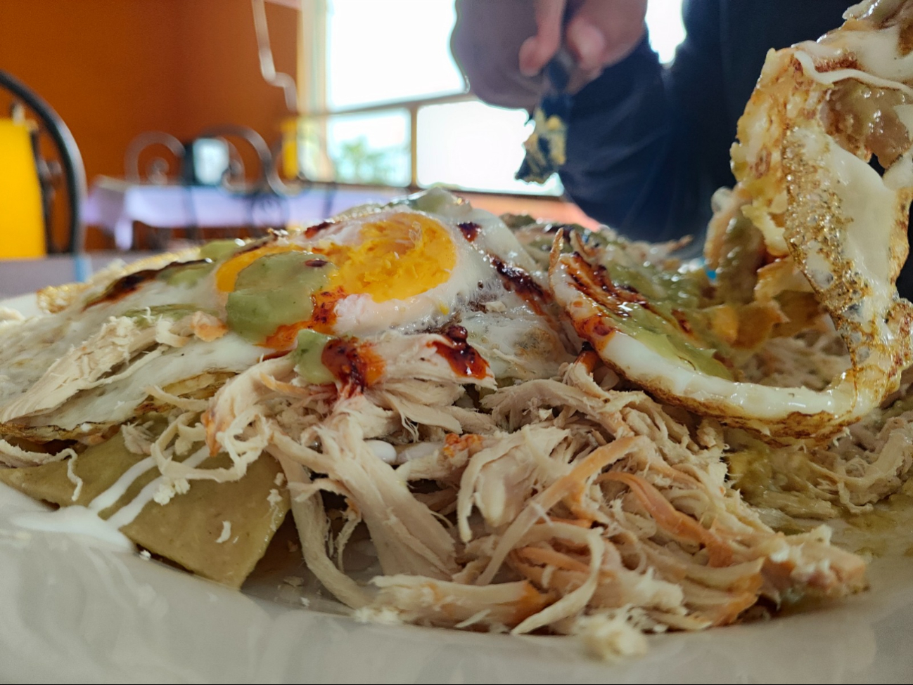 Se identifican como causas principales: comida rápida, refrescos, alcohol, sedentarismo y descontrol en horarios.