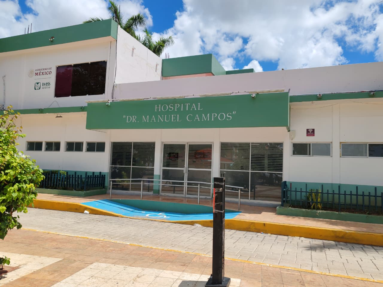 Protesta en hospital de Campeche: Trabajadores de limpieza paran labores por falta de pago   