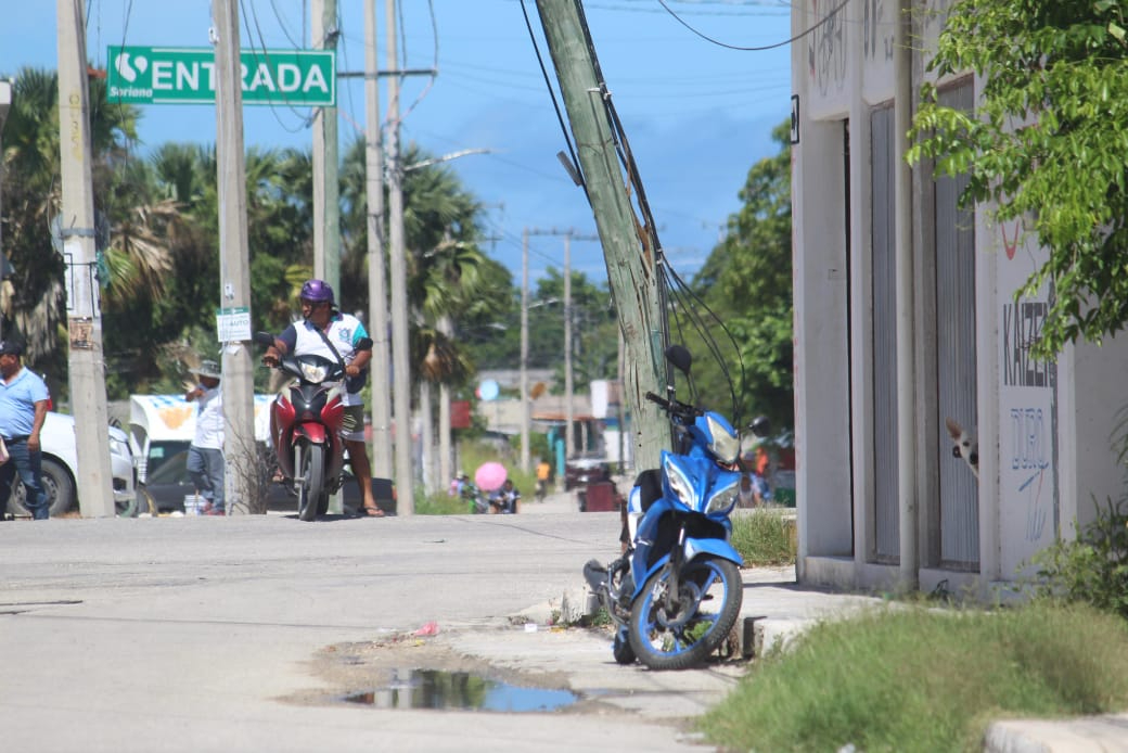 Vecinos denuncian deterioro de poste de Telmex en la colonia Los Manguitos.