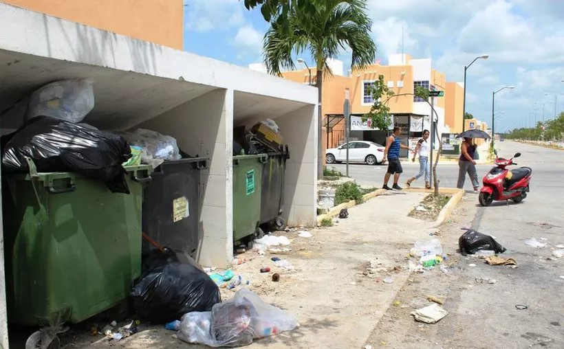 Vecinos han reportado a personas tirar los deshechos