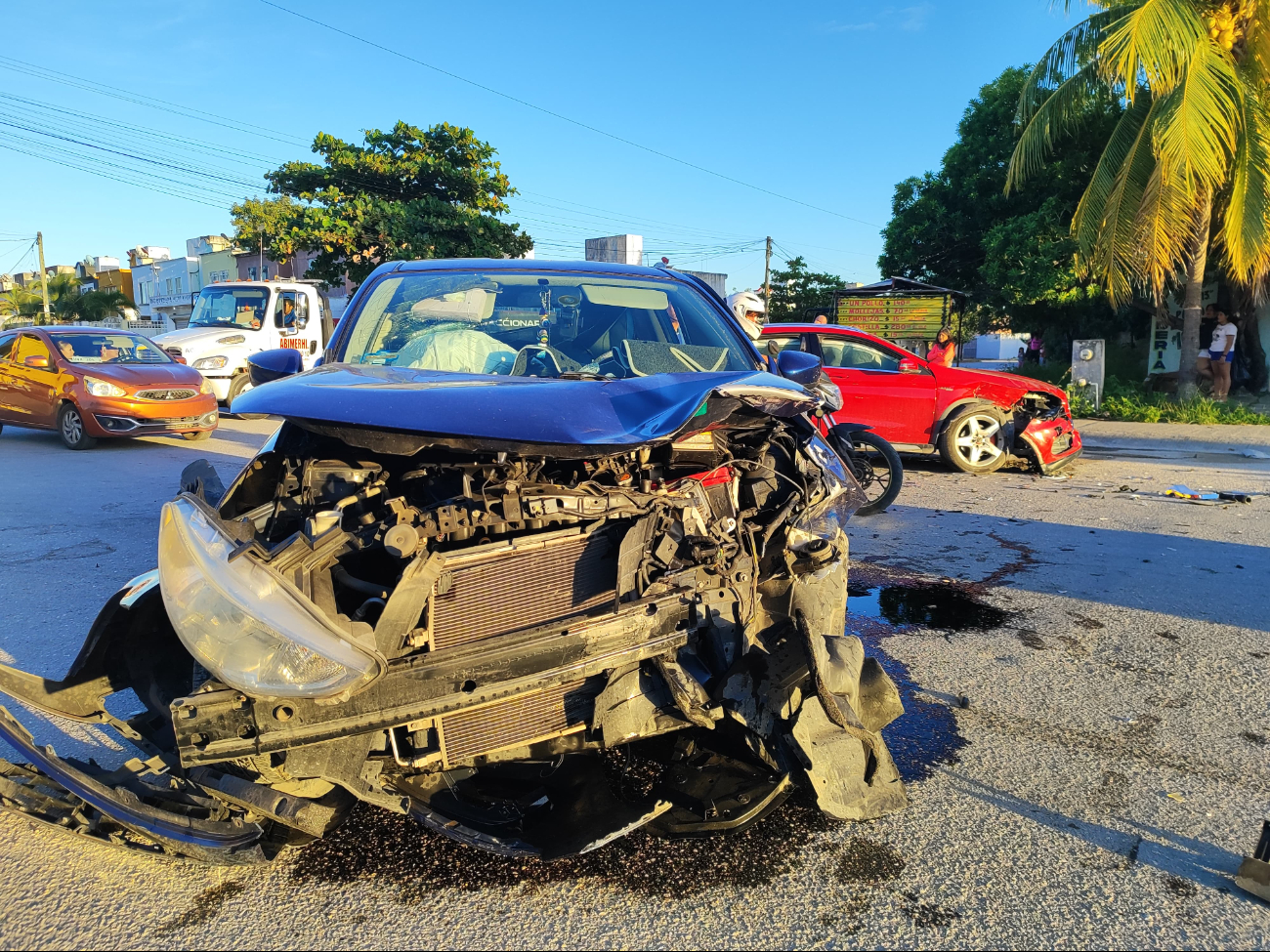 Los dos automóviles sufrieron severos daños en la carrocería.