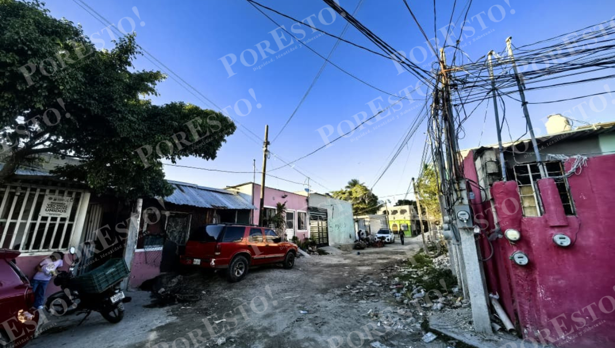 Vecinos comparten electricidad de forma riesgosa y limitada.