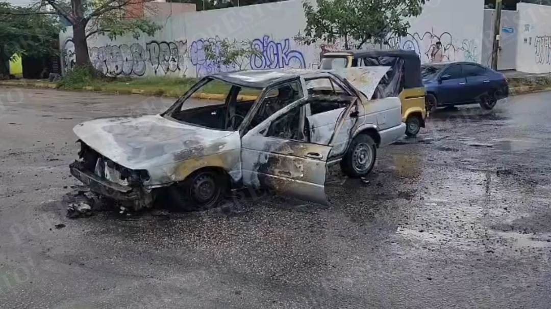 Tsuru se incendia de forma repentina sobre la avenida Chac Mool de Cancún