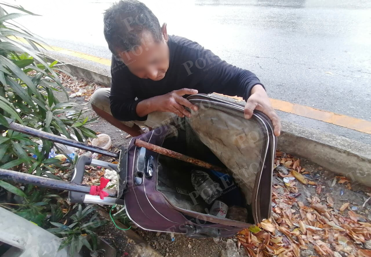 En su mochila guarda herramientas como martillo  y serrucho para extraer metal de la  basura, además de algo de comida y licor