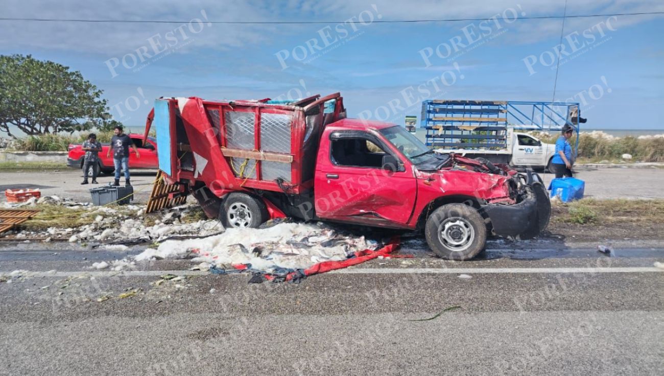 Conductor ileso tras volcadura de camioneta cargada de mariscos