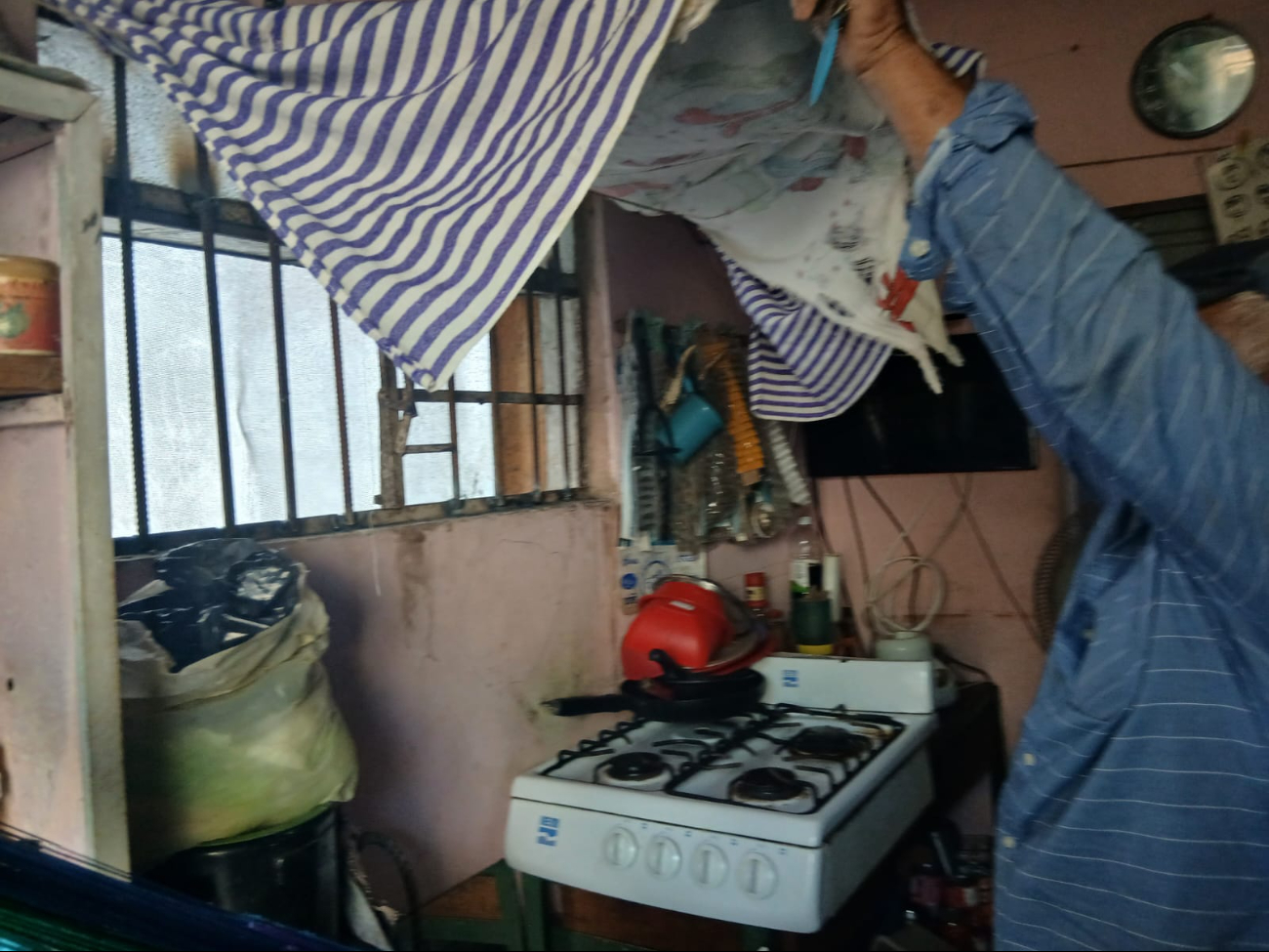 Sustrajeron herramientas, un celular, una botella de licor y dinero en efectivo.