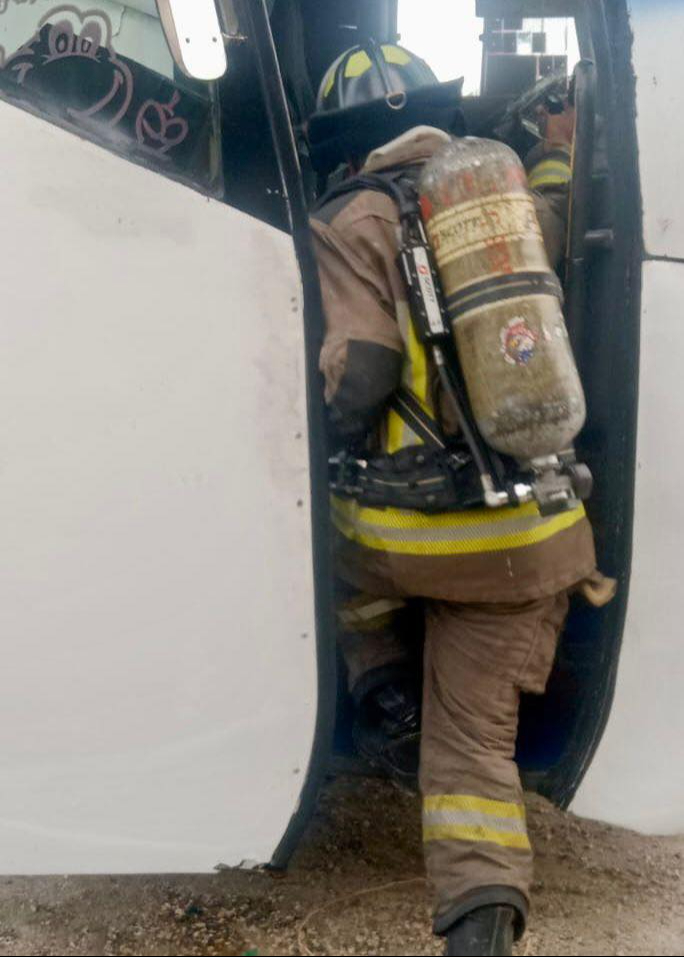 Elementos del H. Cuerpo de Bomberos acudieron al lugar y controlaron el fuego de manera inmediata.