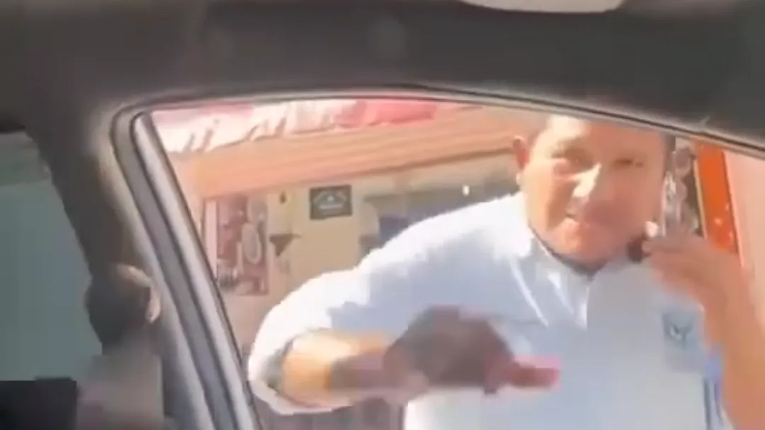 Exhiben a taxista por agredir a un conductor en Playa del Carmen