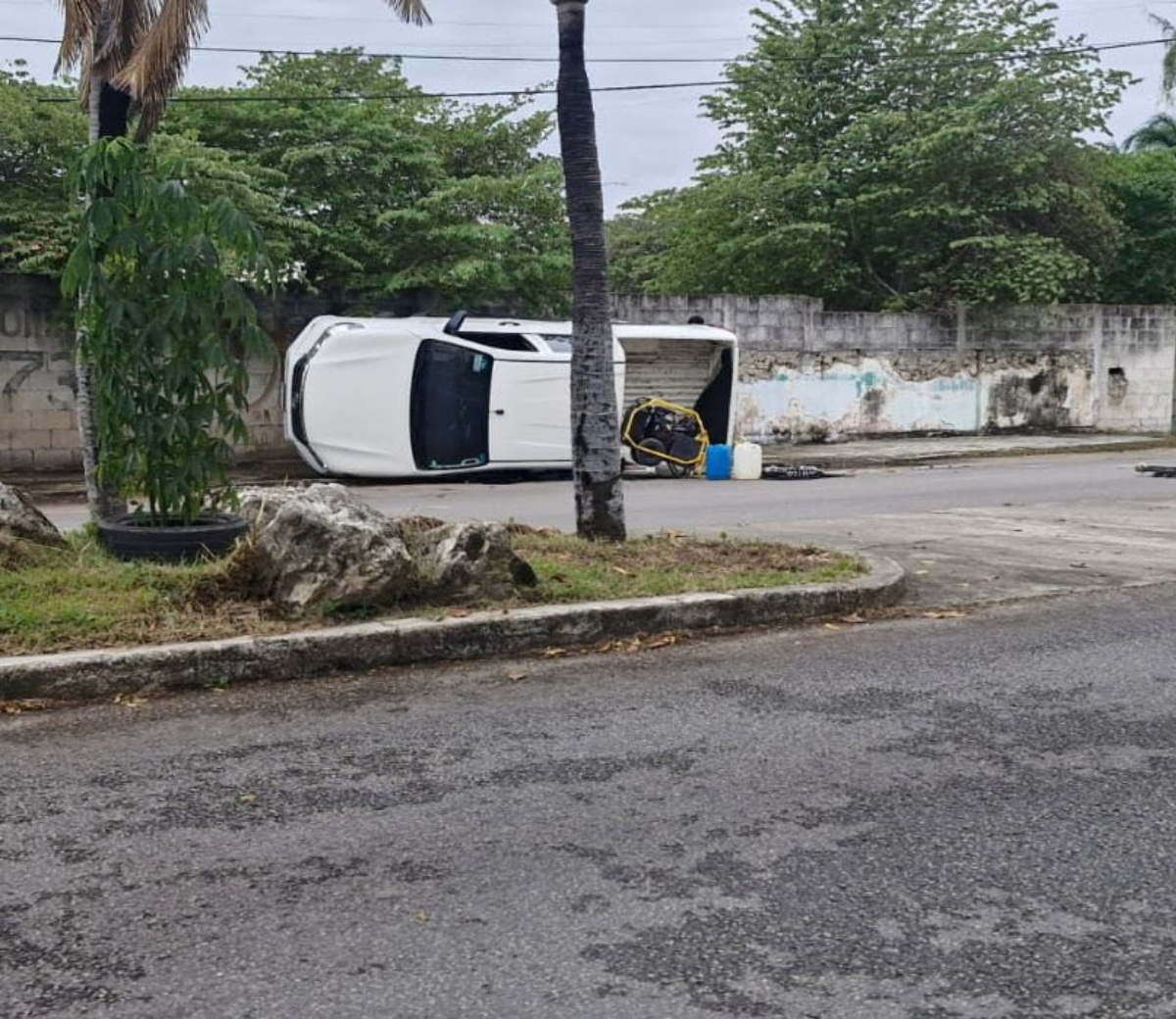 Camioneta termina volcada de lado izquierdo en la colonia Centro de la ciudad